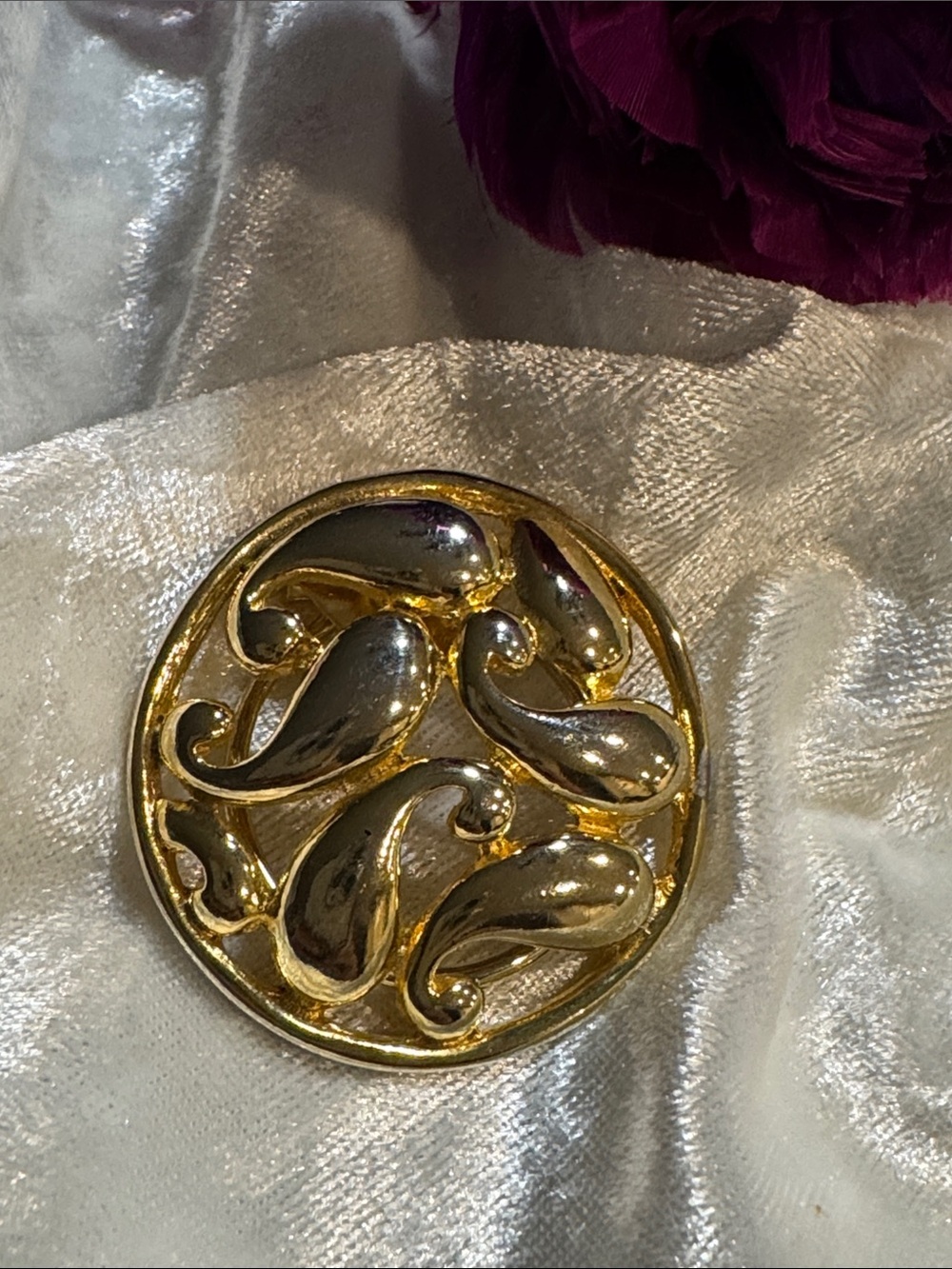 Cara’s Gold-Tone Swirl Round Money-clip scarf clip Elegant Women’s Jewelry